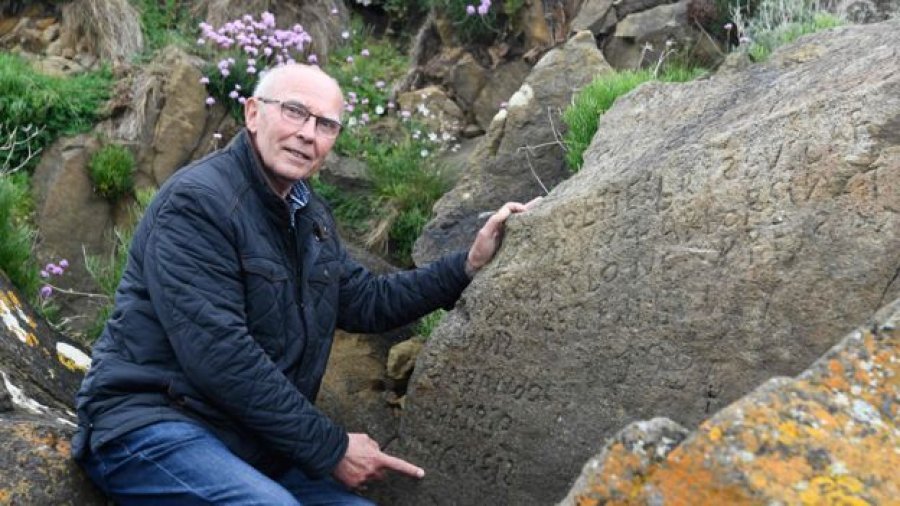 Zyrtari lokal Michel Paugam mendon se gjuha mund të jetë Bretonishte e lashtë (Gjuhë Kelte)